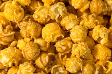 Ev yapımı Chicago usulü patlamış mısır ve karamel ve peynir.