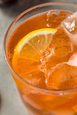 Soğuk Düşük ABV Bitters ve Limonlu Soda Mocktail