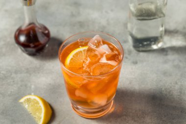 Soğuk Düşük ABV Bitters ve Limonlu Soda Mocktail