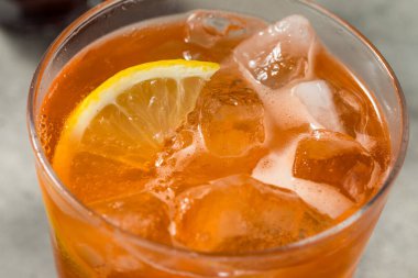 Soğuk Düşük ABV Bitters ve Limonlu Soda Mocktail