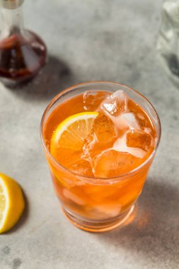 Soğuk Düşük ABV Bitters ve Limonlu Soda Mocktail