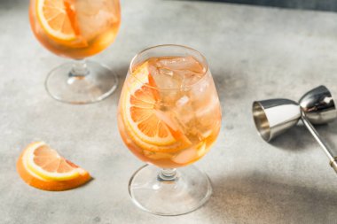 Limon ve Cin 'le Soğuk Gül Piscine Kokteyli