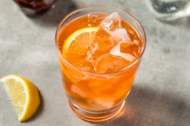 Soğuk Düşük ABV Bitters ve Limonlu Soda Mocktail