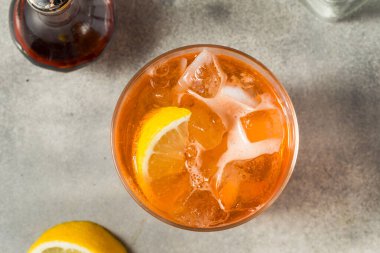 Soğuk Düşük ABV Bitters ve Limonlu Soda Mocktail