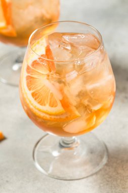 Limon ve Cin 'le Soğuk Gül Piscine Kokteyli