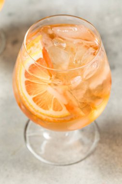 Limon ve Cin 'le Soğuk Gül Piscine Kokteyli