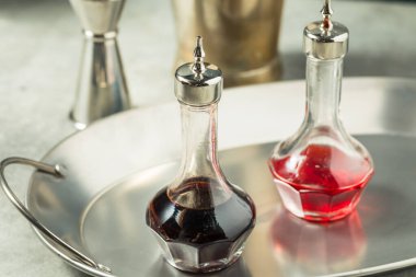 Ev yapımı Kahverengi Kokteyl Bitters İçmeye Hazır
