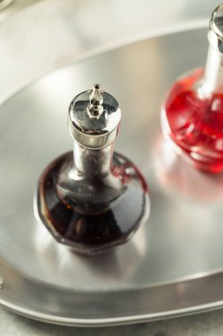 Ev yapımı Kahverengi Kokteyl Bitters İçmeye Hazır