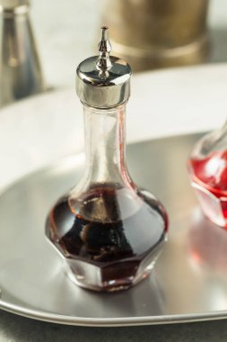 Ev yapımı Kahverengi Kokteyl Bitters İçmeye Hazır