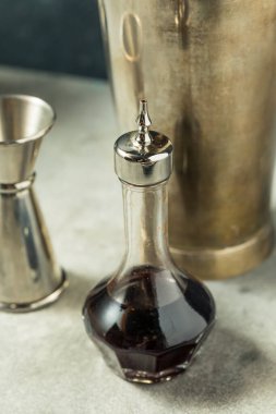 Ev yapımı Kahverengi Kokteyl Bitters İçmeye Hazır