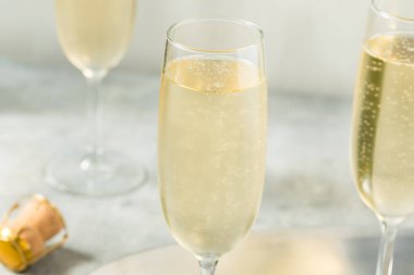 Köpüklü soğuk serinletici Prosecco Şampanyası Flütlü Bardakta