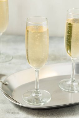 Köpüklü soğuk serinletici Prosecco Şampanyası Flütlü Bardakta