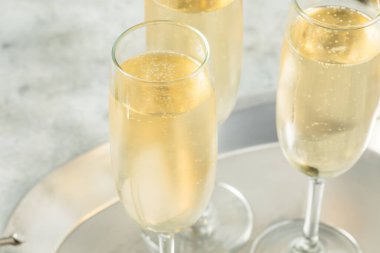 Köpüklü soğuk serinletici Prosecco Şampanyası Flütlü Bardakta