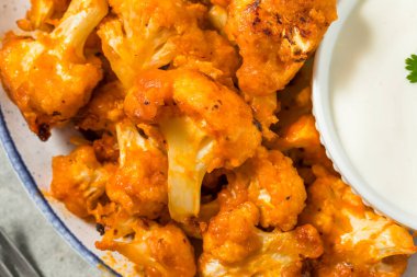 Kızarmış ev yapımı fırınlanmış buffalo Karnabahar Kanatları ve Mavi Peynir