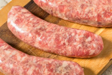 Çimen Ev Yapımı Çiğ Alman Sosisçileri Pişirmeye Hazır