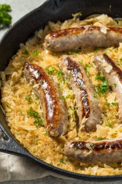 Ekim Festivali için lahana turşulu ev yapımı Alman sucuğu.