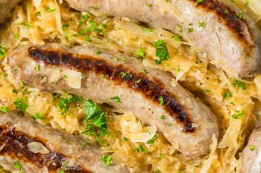 Ekim Festivali için lahana turşulu ev yapımı Alman sucuğu.