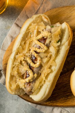 Alman ev yapımı sucuklu sandviçler lahana turşusu ve Ekim Festivali için bira.