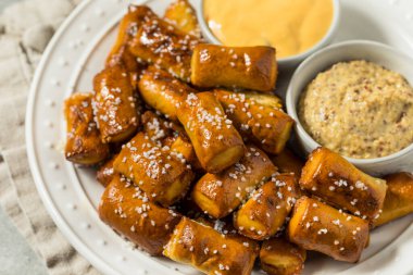 Sıcak Tereyağlı Kraker Peynir ve Hardallı Isırır