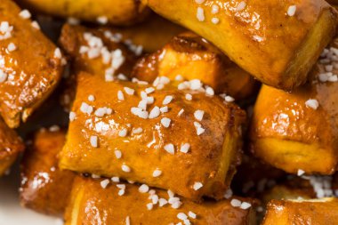 Sıcak Tereyağlı Kraker Peynir ve Hardallı Isırır