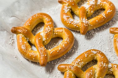 Ev yapımı Bavyera Tuz ve Biralı Yumuşak Krakerler