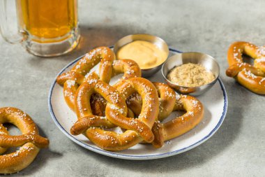 Ev yapımı Bavyera Tuz ve Biralı Yumuşak Krakerler