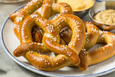 Ev yapımı Bavyera Tuz ve Biralı Yumuşak Krakerler