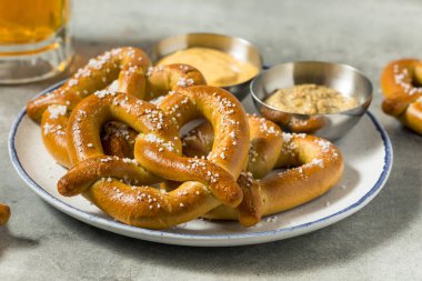 Ev yapımı Bavyera Tuz ve Biralı Yumuşak Krakerler