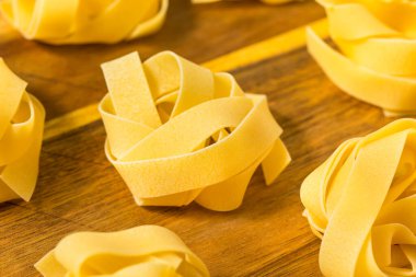 Çiğ İtalyan Pappardella Fettuccine Makarnası Pişirmeye Hazır