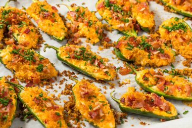 Domuz pastırmalı ev yapımı Jalapeno Poppers ve Aperatif Ekmek Kırıntıları