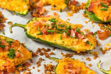 Domuz pastırmalı ev yapımı Jalapeno Poppers ve Aperatif Ekmek Kırıntıları