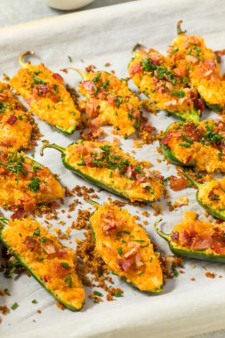Domuz pastırmalı ev yapımı Jalapeno Poppers ve Aperatif Ekmek Kırıntıları