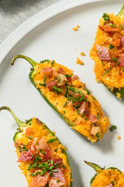 Domuz pastırmalı ev yapımı Jalapeno Poppers ve Aperatif Ekmek Kırıntıları