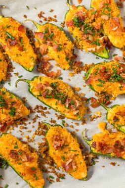 Domuz pastırmalı ev yapımı Jalapeno Poppers ve Aperatif Ekmek Kırıntıları