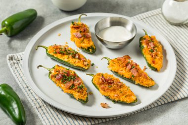 Domuz pastırmalı ev yapımı Jalapeno Poppers ve Aperatif Ekmek Kırıntıları