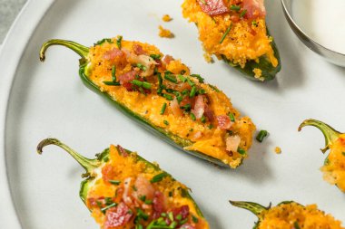 Domuz pastırmalı ev yapımı Jalapeno Poppers ve Aperatif Ekmek Kırıntıları