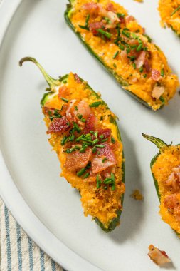 Domuz pastırmalı ev yapımı Jalapeno Poppers ve Aperatif Ekmek Kırıntıları