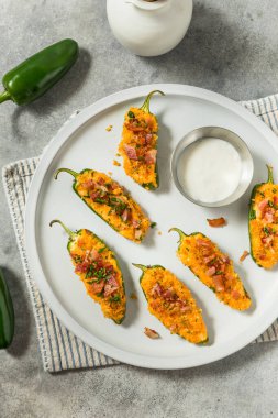 Domuz pastırmalı ev yapımı Jalapeno Poppers ve Aperatif Ekmek Kırıntıları