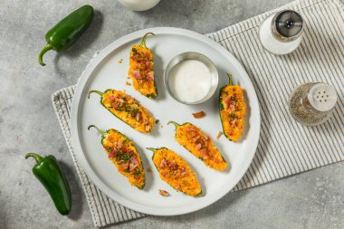 Domuz pastırmalı ev yapımı Jalapeno Poppers ve Aperatif Ekmek Kırıntıları