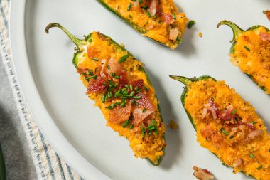 Domuz pastırmalı ev yapımı Jalapeno Poppers ve Aperatif Ekmek Kırıntıları