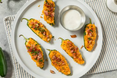 Domuz pastırmalı ev yapımı Jalapeno Poppers ve Aperatif Ekmek Kırıntıları