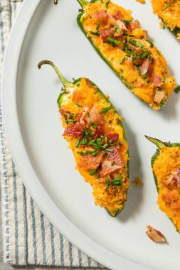 Domuz pastırmalı ev yapımı Jalapeno Poppers ve Aperatif Ekmek Kırıntıları