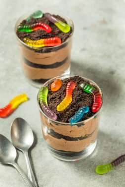 Cadılar Bayramı için şekerli çikolatalı puding ve jelibon.