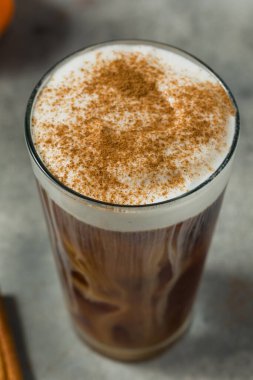 Buzlu Sonbahar Balkabağı Baharatlı Latte Soğuk Köpüklü Cam