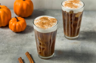 Buzlu Sonbahar Balkabağı Baharatlı Latte Soğuk Köpüklü Cam