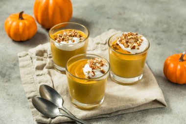 Krem şanti ve fındıklı ev yapımı balkabağı pudingi.