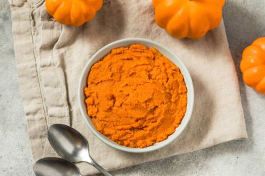 Çiğ Turuncu Konserve Balkabağı Püresi Birlikte Pişirmek İçin Bir Kase İçinde