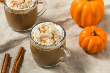 Tatlı Ferahlatıcı Balkabağı Baharatlı Latte Krem şantili