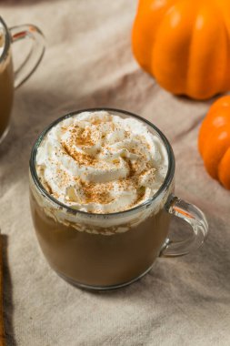 Tatlı Ferahlatıcı Balkabağı Baharatlı Latte Krem şantili