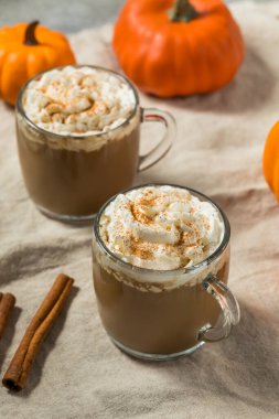 Tatlı Ferahlatıcı Balkabağı Baharatlı Latte Krem şantili